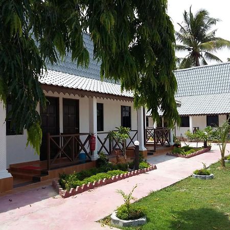 Rasa Senang Villa -Islam Guest Only Pantai Cenang  Bagian luar foto